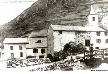 Vue sur l'ancien pont et le clocher de l'église Saint Pierre