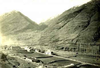 La gare en construction, vallée du Mourgouillou au fond