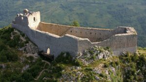 découvrez l'histoire fascinante de montségur et explorez le célèbre château cathare, un site emblématique chargé de mystère et de légendes.