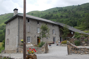 découvrez le gîte communal à mérens-les-vals, un havre de nature et d'authenticité au cœur des pyrénées, idéal pour des séjours paisibles et authentiques.